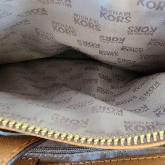 MK Michael Kors Kellen MD satchel. Brown signature color, used/ excellent condt - Picture 5 of 16